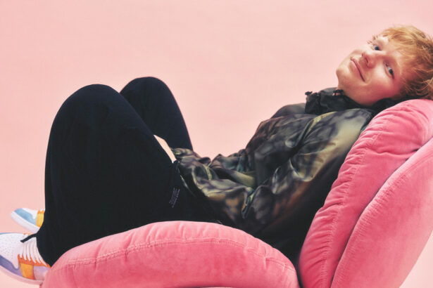 Ed Sheeran „A LittleMore” (fot. Petros Studios / mat. prasowe Warner Music Poland)