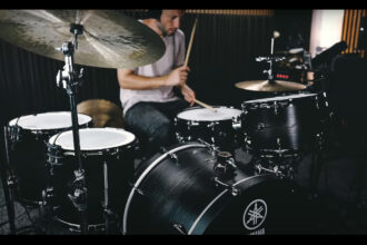 Grabi & Yamaha Live Custom Hybrid Oak (fot. YouTube / Yamaha Drums Official)