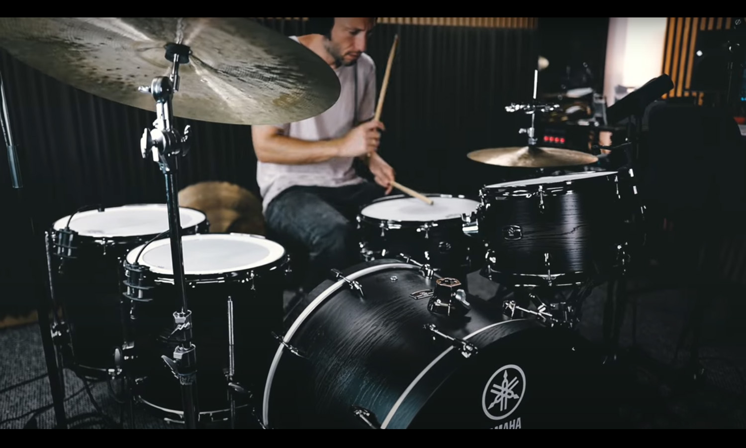 Grabi & Yamaha Live Custom Hybrid Oak (fot. YouTube / Yamaha Drums Official)