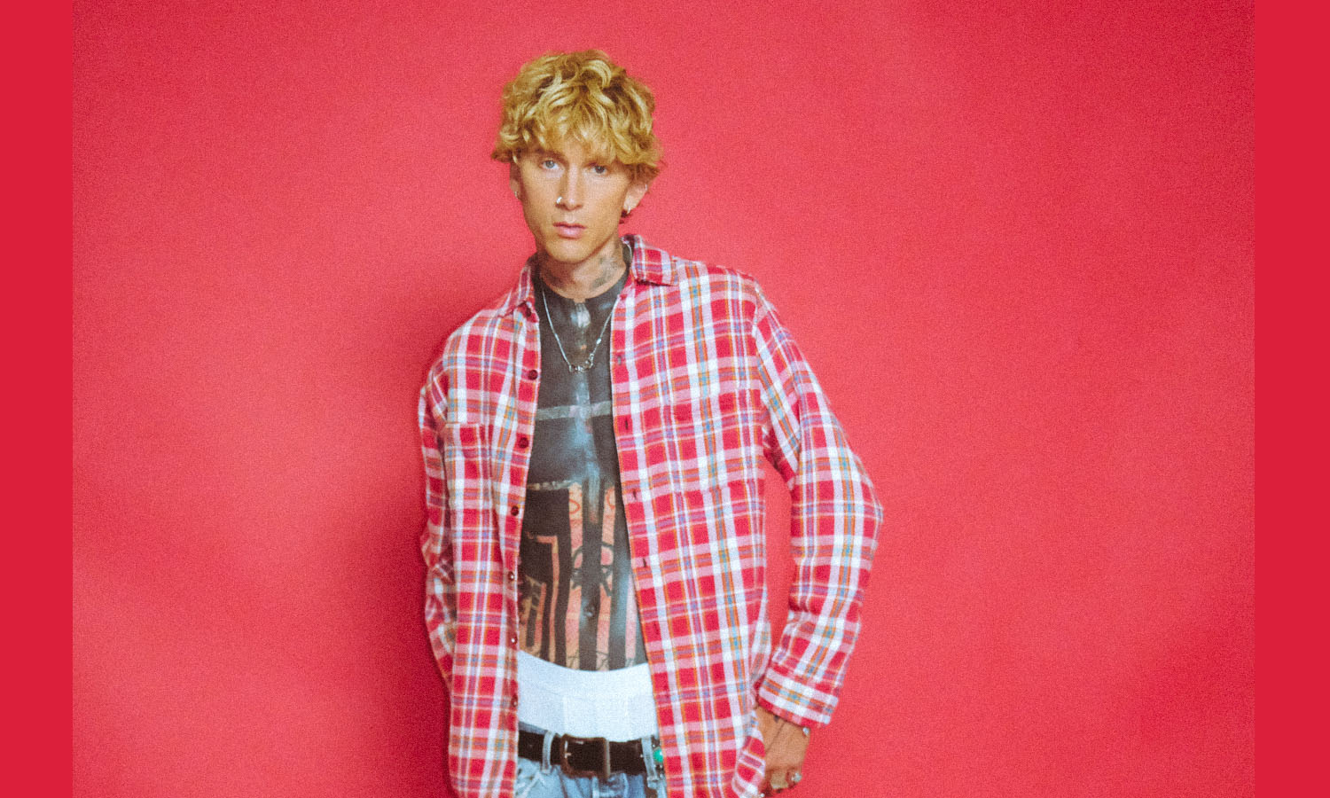 mgk „lost americana” (fot. Sam Cahill / mat. prasowe Universal Music Polska)