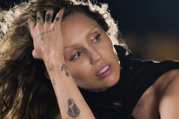Miley Cyrus „Secrets” (mat. prasowe Sony Music Entertainment Poland)
