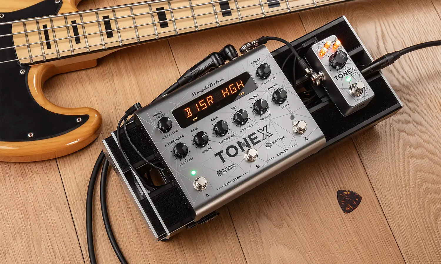 TONEX Pedal Bass Edition i TONEX ONE Bass Edition (fot. IK Multimedia)