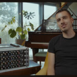 Sam Richardson & SSL Revival 4000 (fot. YouTube / Solid State Logic)