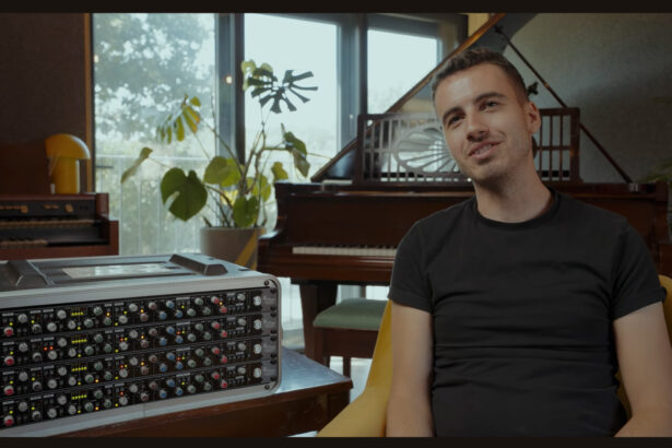 Sam Richardson & SSL Revival 4000 (fot. YouTube / Solid State Logic)