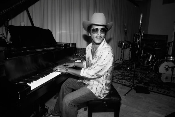 Bruno Mars (fot. John V. Esparza / mat. prasowe Warner Music Poland)
