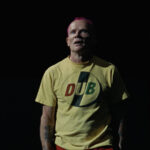 Flea (fot. Clara Balzary / mat. prasowe Warner Music Poland)
