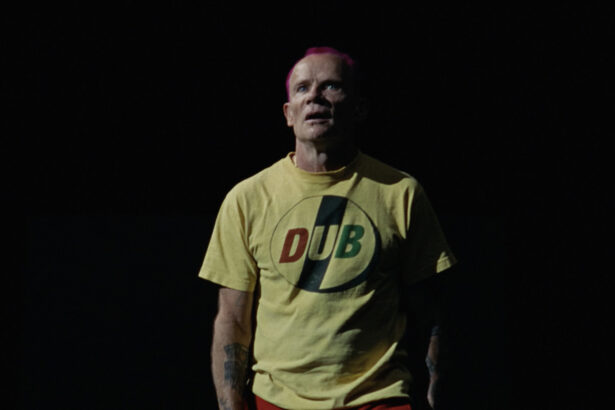 Flea (fot. Clara Balzary / mat. prasowe Warner Music Poland)