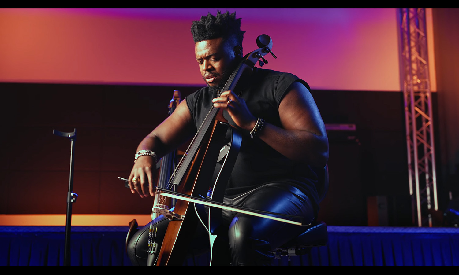 Kevin Olusola & Yamaha SVC300 (fot. YouTube / Yamaha Global)