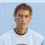 mgk „times of my life” (fot. Sam Cahill / mat. prasowe Universal Music Polska)