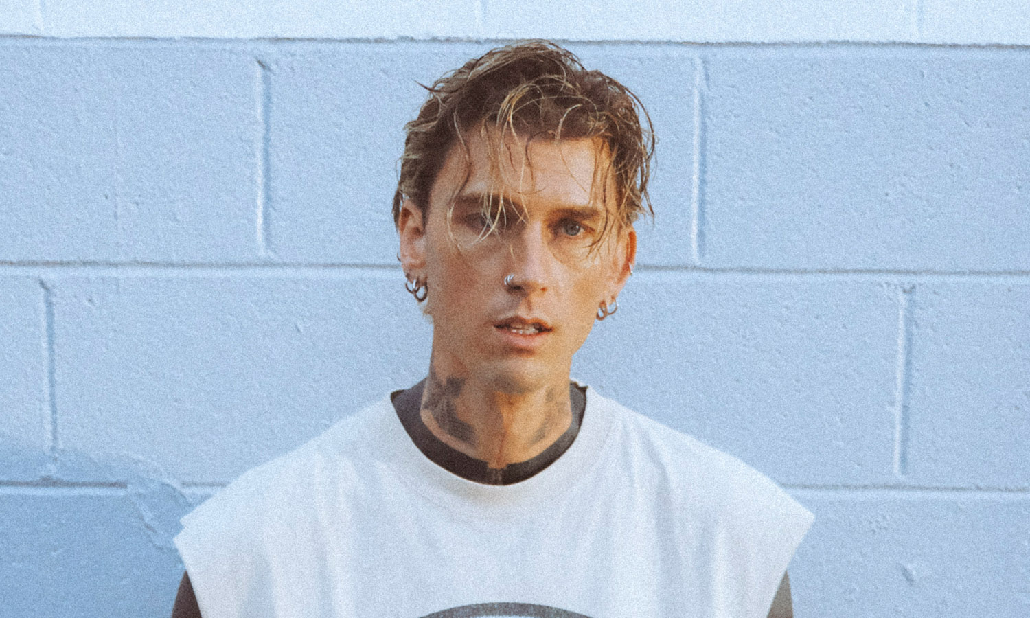 mgk „times of my life” (fot. Sam Cahill / mat. prasowe Universal Music Polska)