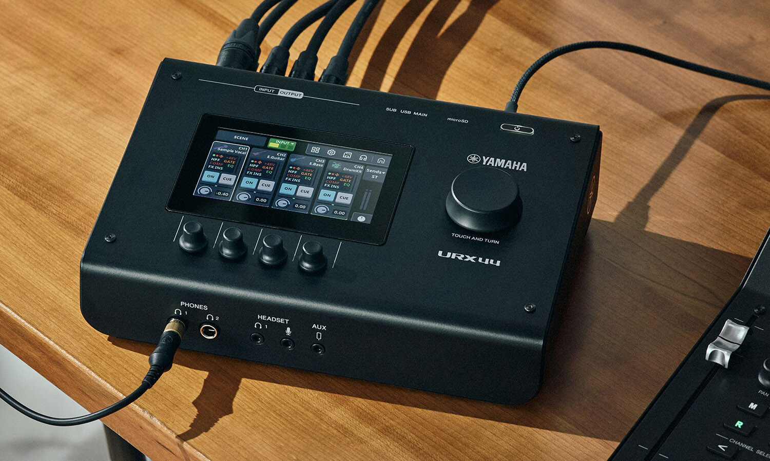 Yamaha URX44 (fot. Yamaha)