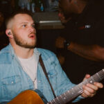Zach Bryan „With Heaven on Top” (fot. Lucas Creighton / mat. prasowe Warner Music Poland)