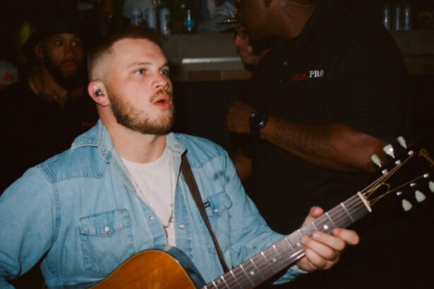 Zach Bryan „With Heaven on Top” (fot. Lucas Creighton / mat. prasowe Warner Music Poland)