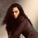 Charli xcx „Wuthering Heights” (fot. Paul Kooiker / mat. prasowe Warner Music Poland)