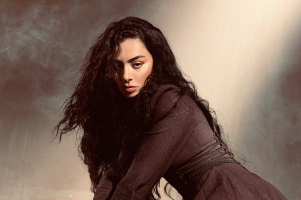 Charli xcx „Wuthering Heights” (fot. Paul Kooiker / mat. prasowe Warner Music Poland)