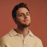Alex Warren „FEVER DREAM” (fot. Jack Dytrych / mat. prasowe Warner Music Poland)