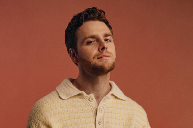 Alex Warren „FEVER DREAM” (fot. Jack Dytrych / mat. prasowe Warner Music Poland)