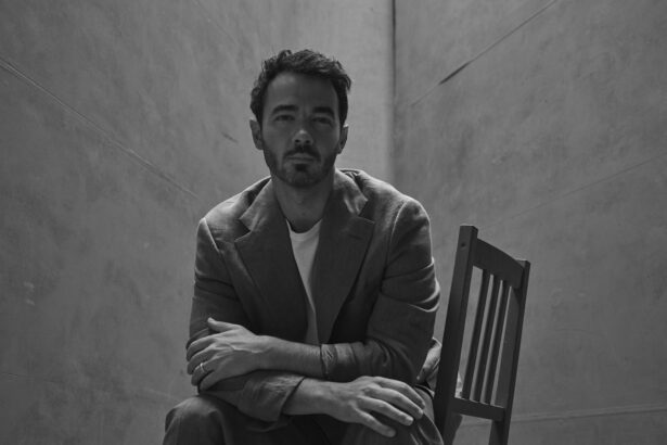 Kevin Jonas „Little Things” (fot. Anthony Mandler / mat. prasowe Universal Music Polska)