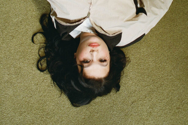 Lola Young „From Down Here” (fot. Nicole Ngai / mat. prasowe Universal Music Polska)