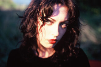 Violet Grohl „Be Sweet To Me” (fot. Bella Newman / mat. prasowe Universal Music Group)