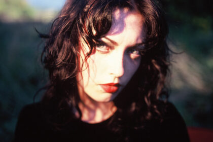 Violet Grohl „Be Sweet To Me” (fot. Bella Newman / mat. prasowe Universal Music Group)