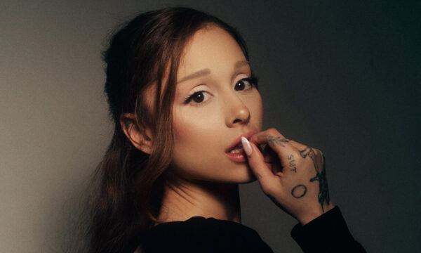 Ariana Grande „petal” (fot. Katia Temkin / mat. prasowe Universal Music Polska)
