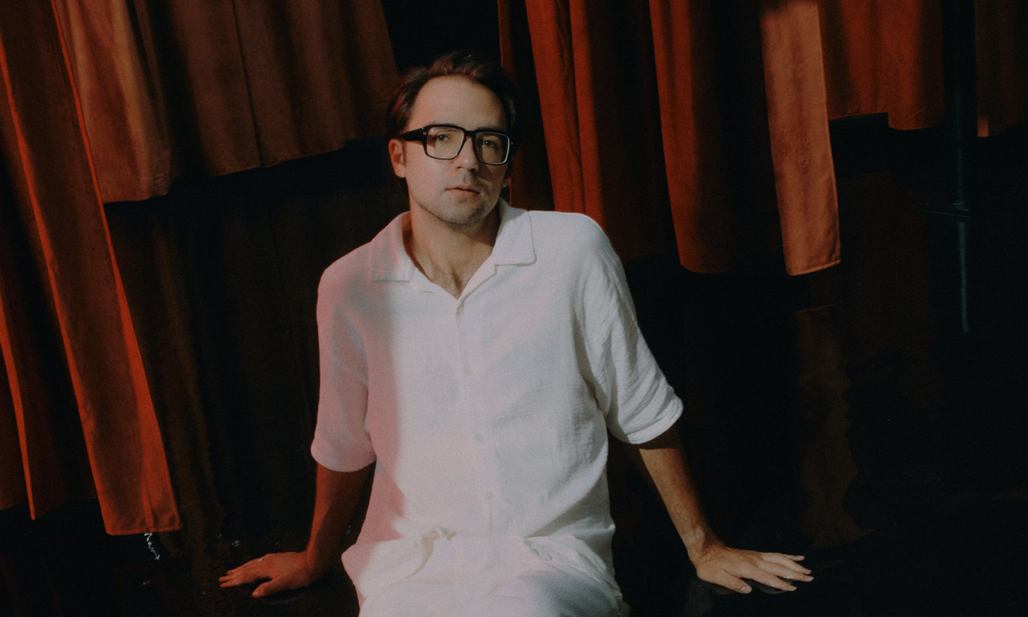 Aleksander Dębicz „12 Dreams for Piano” (fot. A. Salski / mat. prasowe Warner Music Poland)